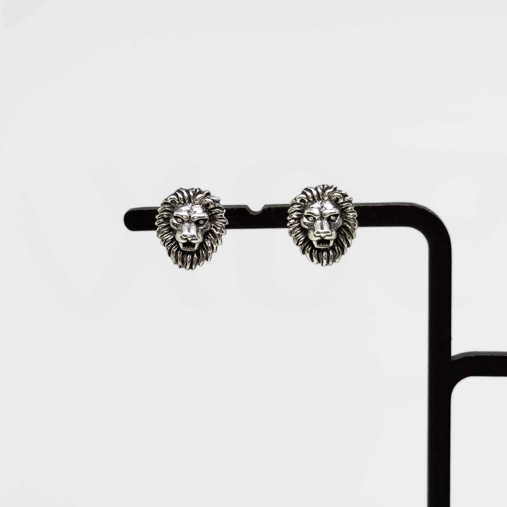 Hopeiset Leijona korvakorut