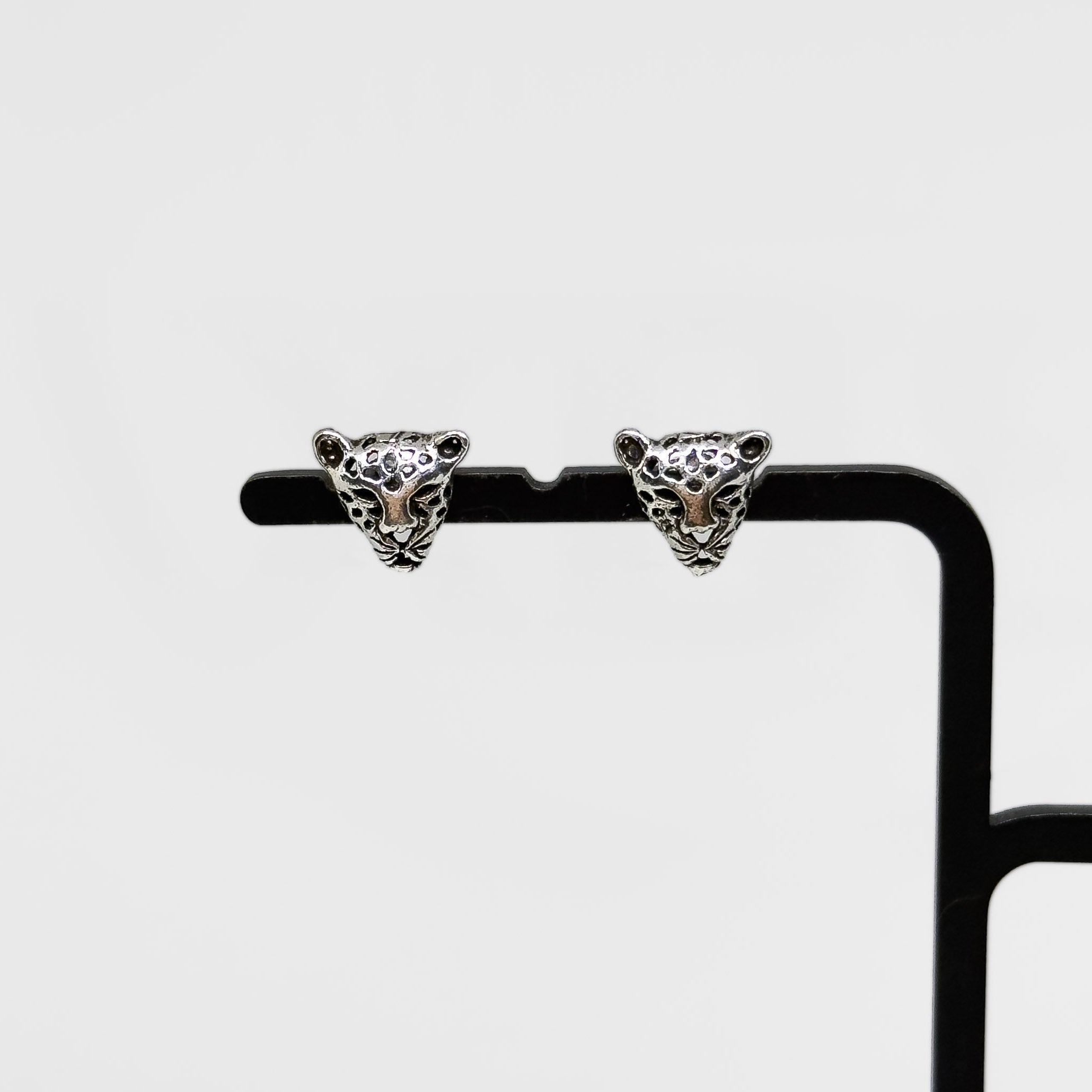 Hopeiset Pantteri korvakorut