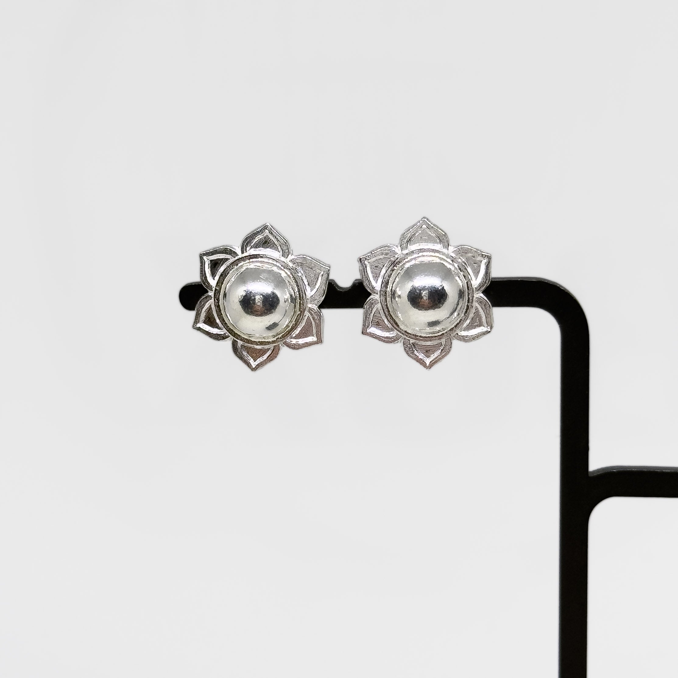 Hopeiset Kukka korvakorut