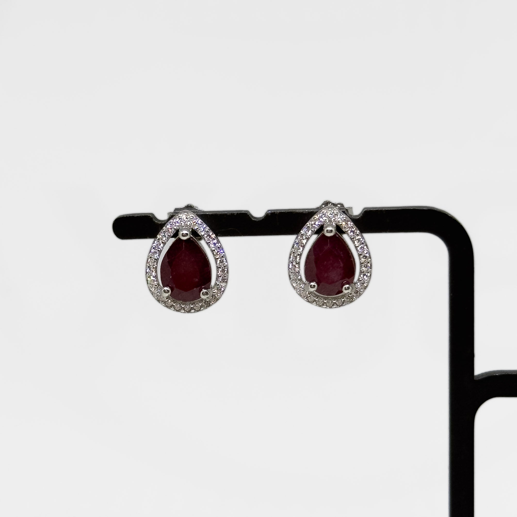 Hopeiset Rubiini & Kristalli korvakorut