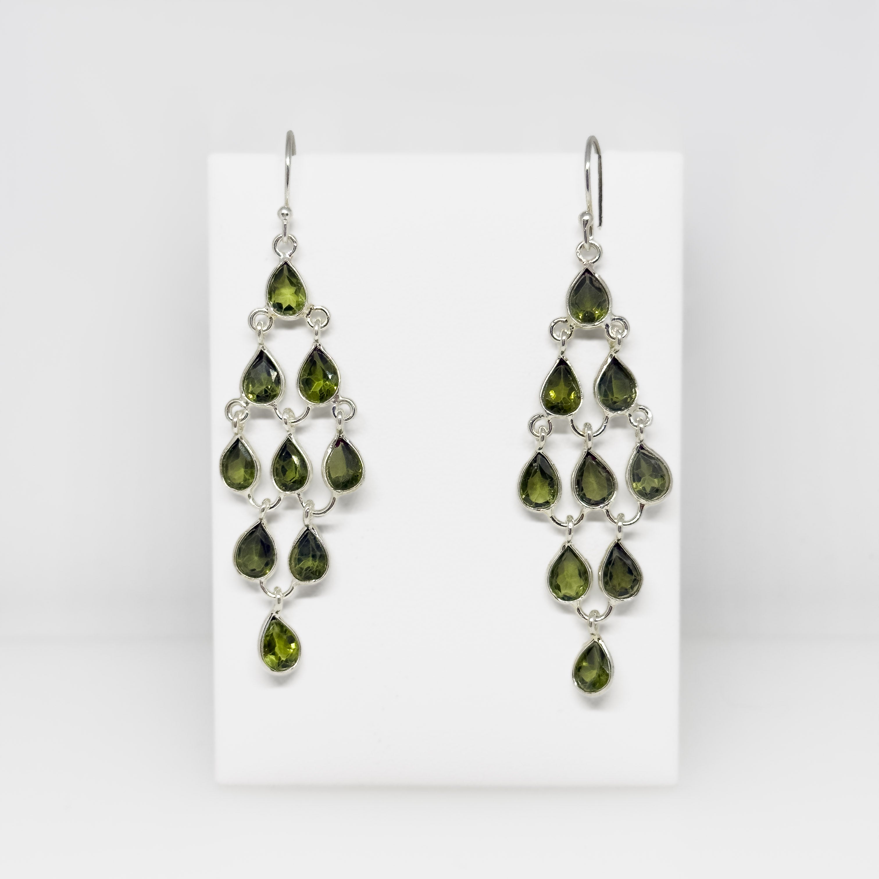 Hopeiset Peridootti korvakorut