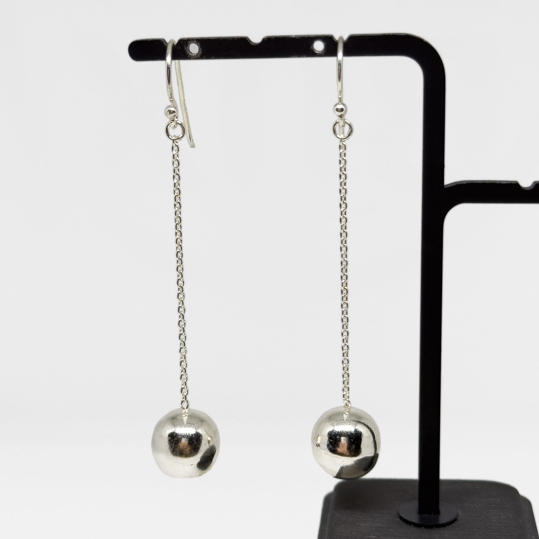 Hopeiset Pallo korvakorut