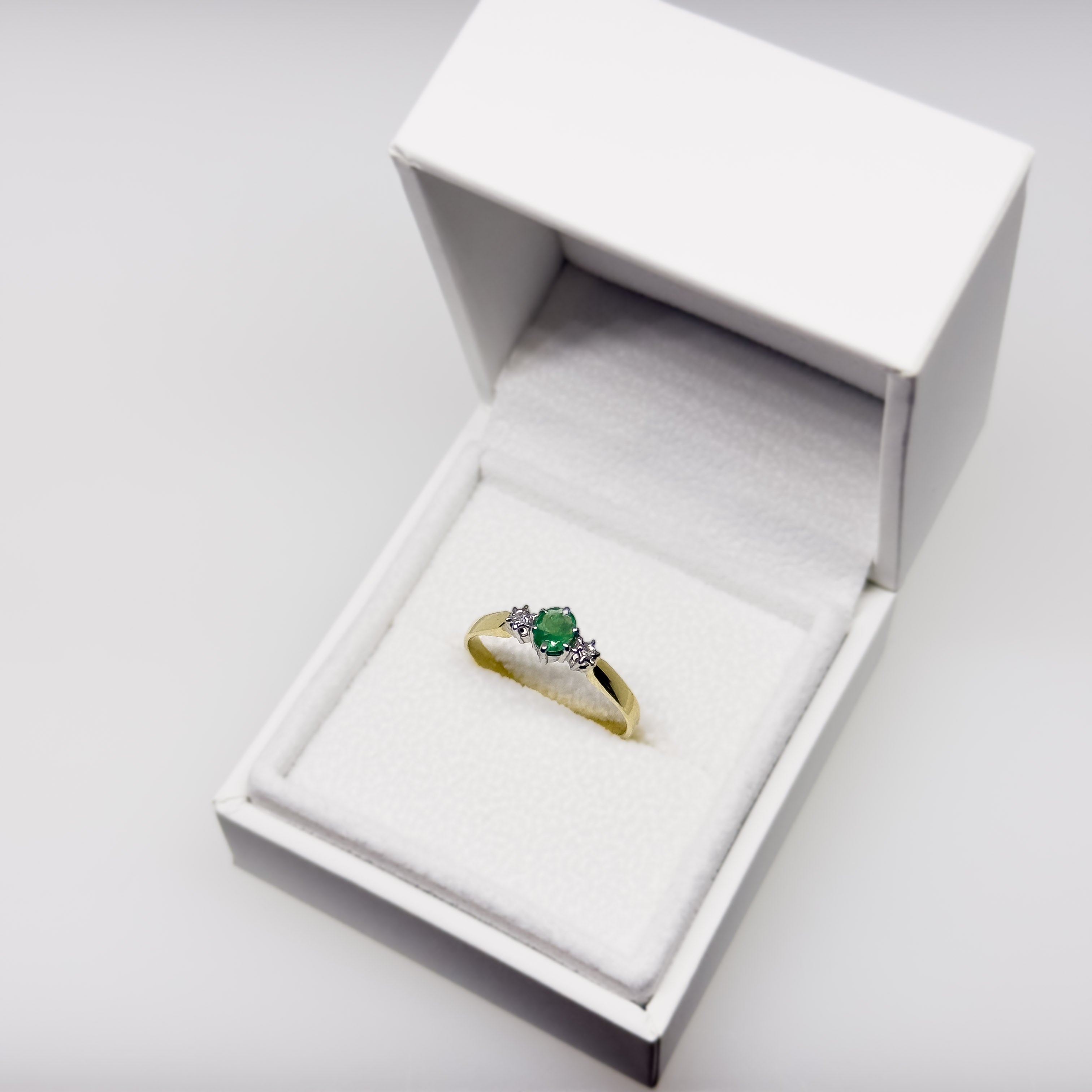 Lindblom & Lehtonen 14K Keltakultainen Smaragdi/Timanttisormus