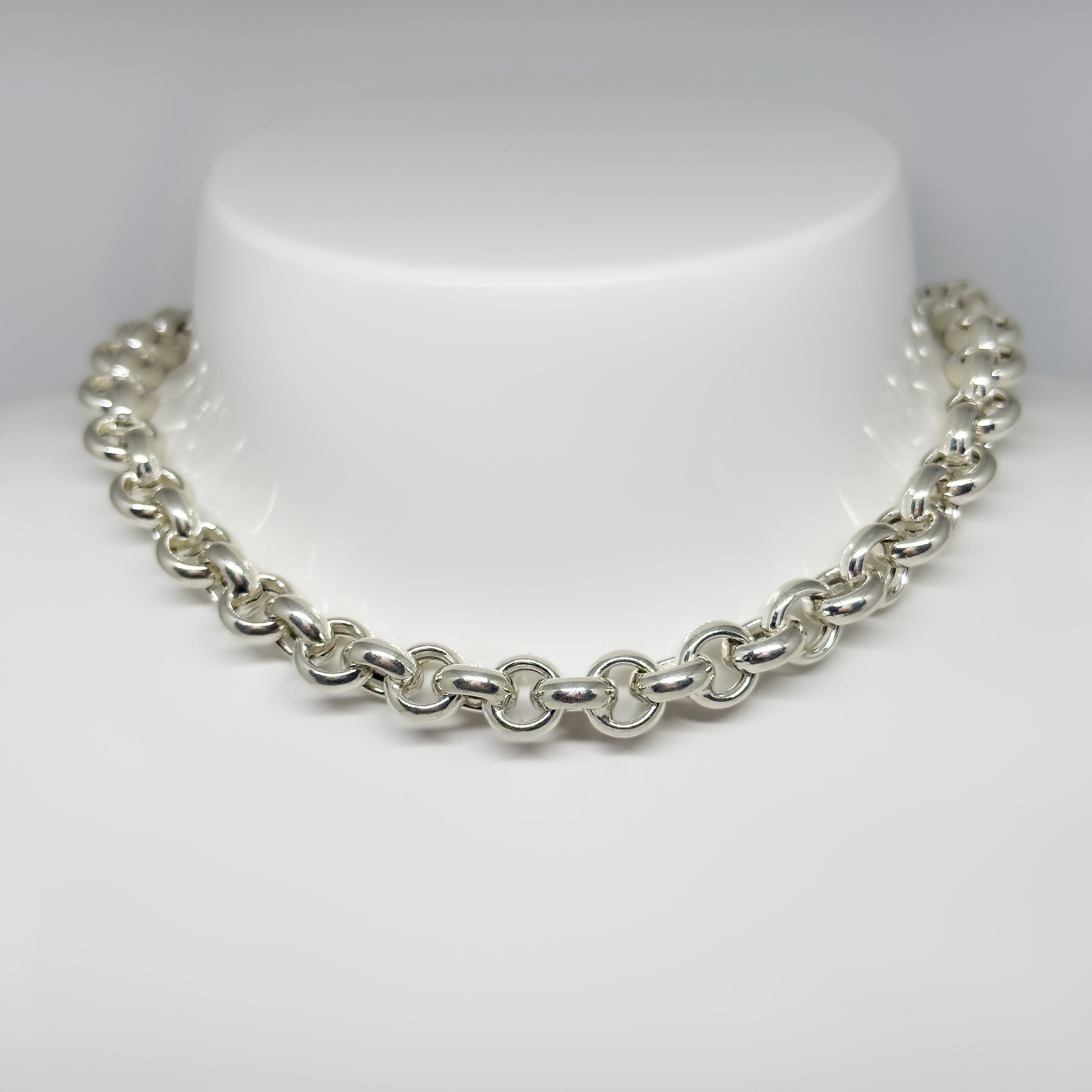 Hopeinen Papukaulakoru