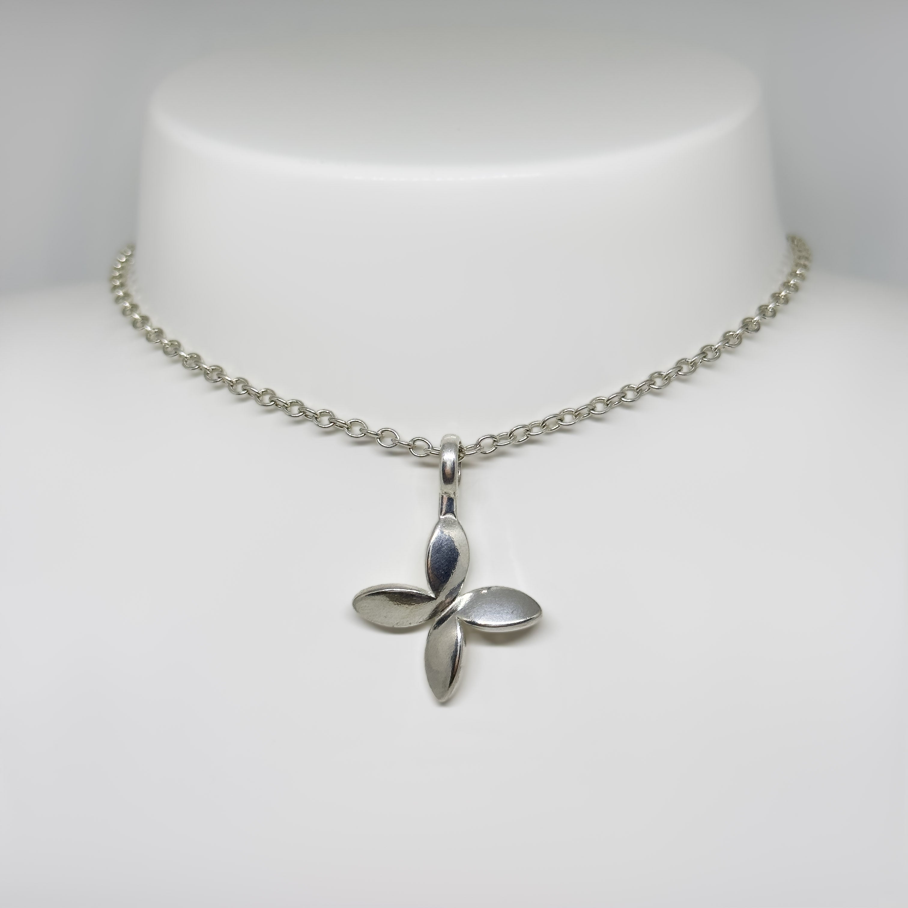 Kalevala Koru hopeinen Ystävänristi kaulakoru