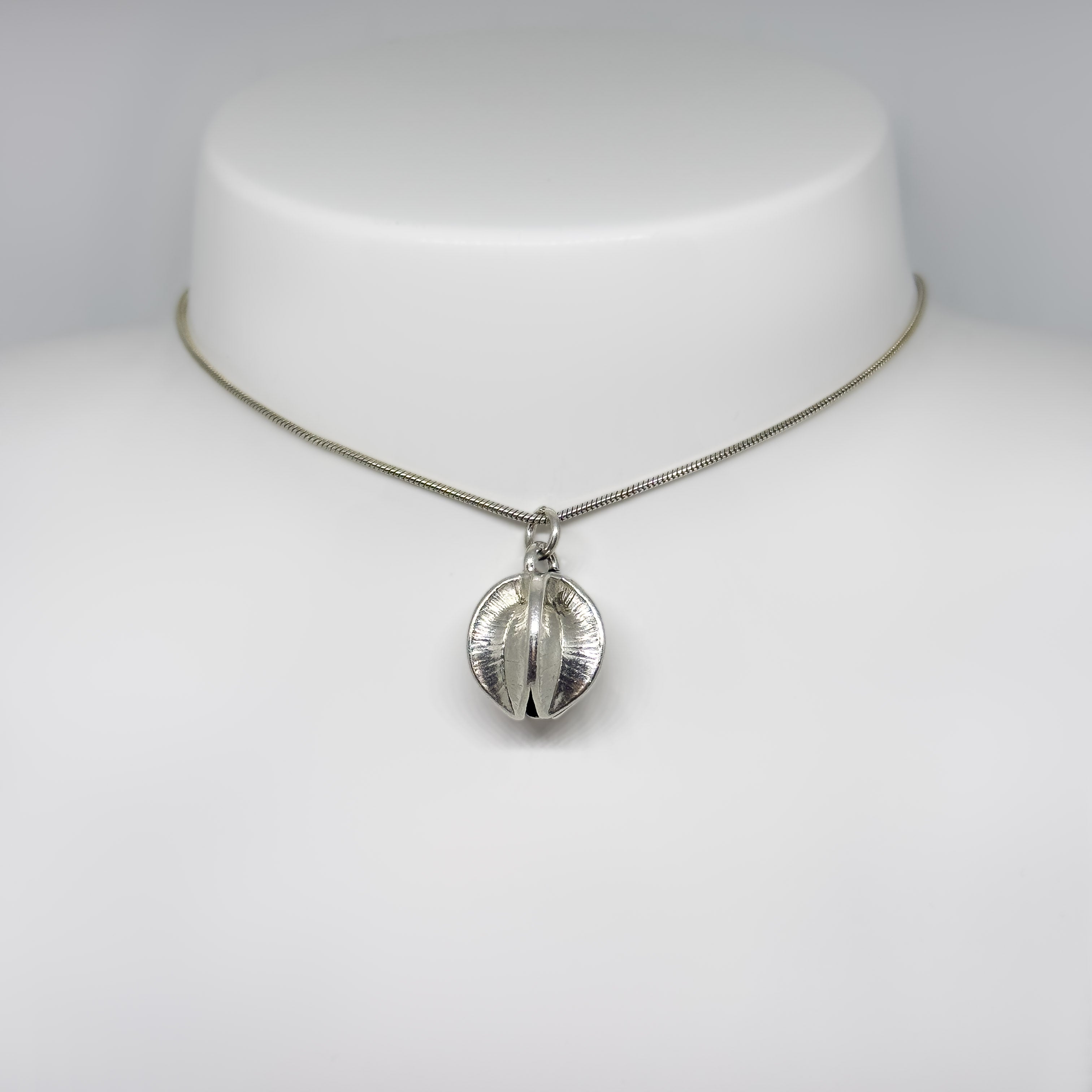 Kalevala Koru hopeinen Lumikukka kaulakoru