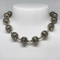 Vanha näyttävä hopeinen kaulakoru