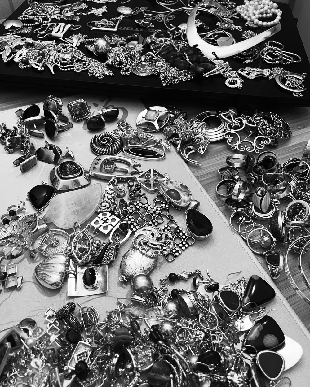 Monta hopeakorua kuvattuna mustavalkoisella taustalla