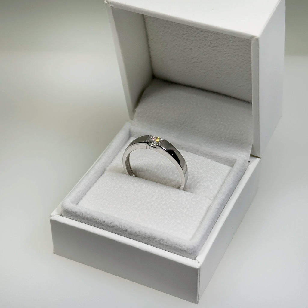 Hopeinen 0,263ct laboratoriotimanttisormus kuvattuna valkoisella korutelineellä