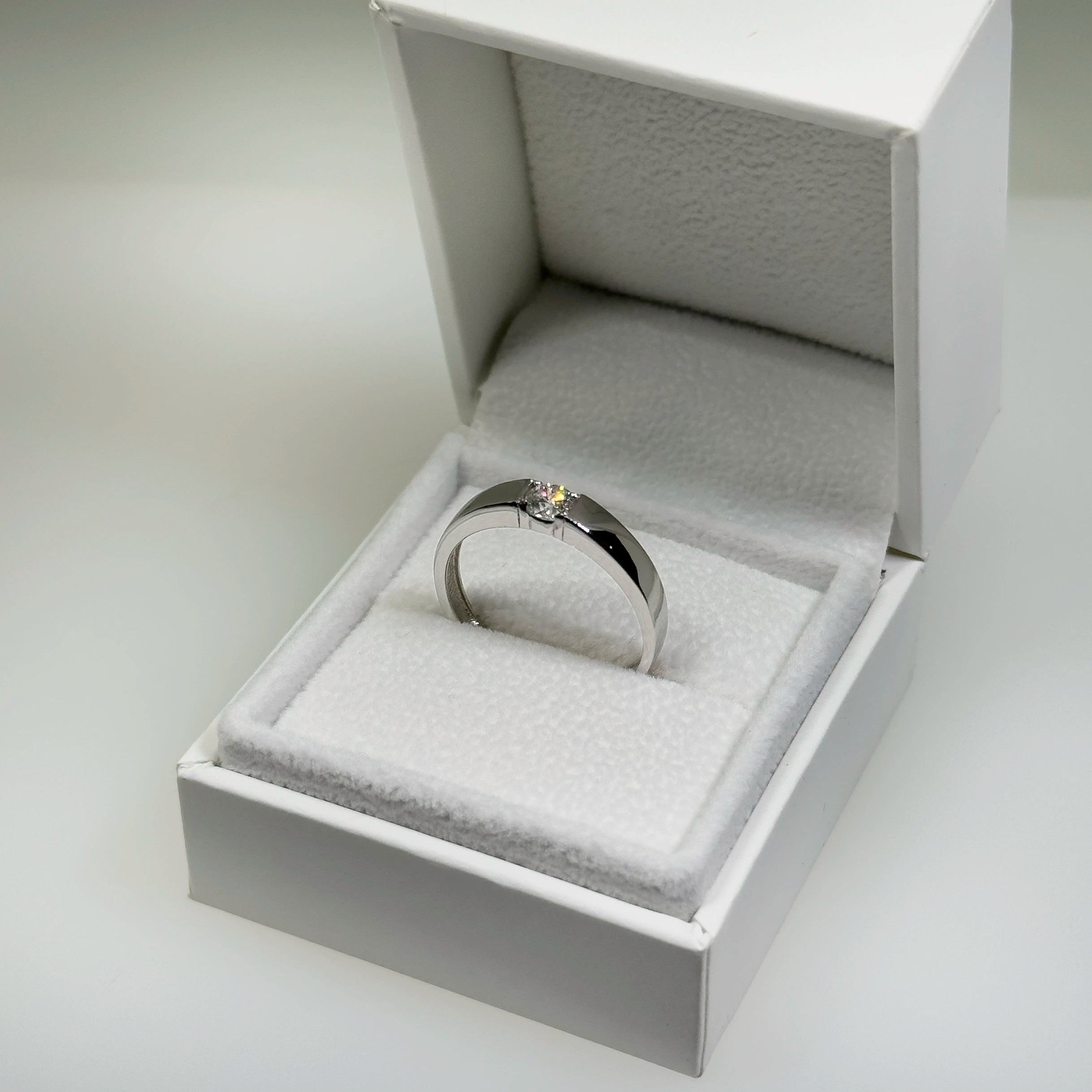 Hopeinen 0,263ct laboratoriotimanttisormus kuvattuna valkoisella korutelineellä