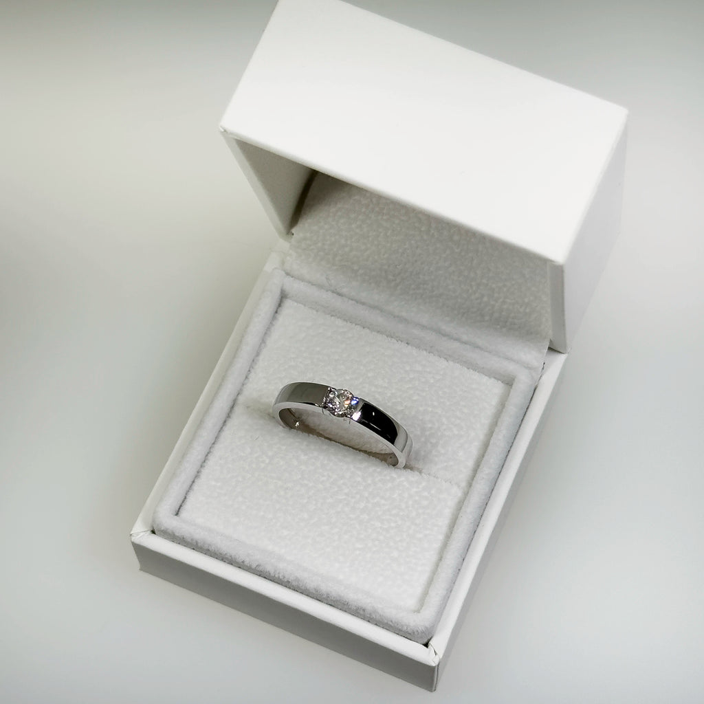 Hopeinen 0,263ct laboratoriotimanttisormus kuvattuna valkoisella korutelineellä