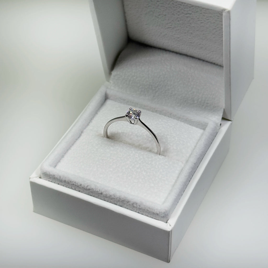 Hopeinen 0,26ct laboratoriotimanttisormus kuvattuna valkoisella korutelineellä
