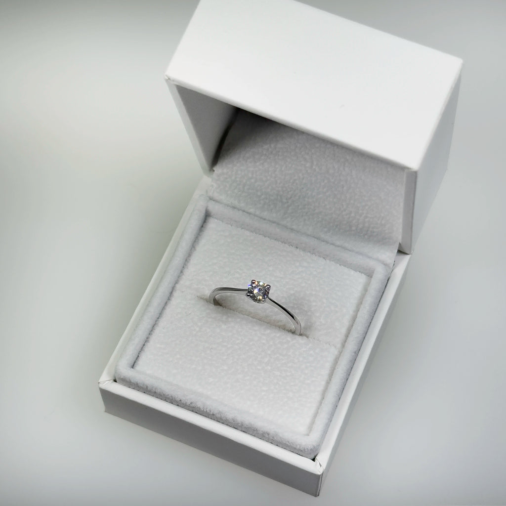 Hopeinen 0,26ct laboratoriotimanttisormus kuvattuna valkoisella korutelineellä