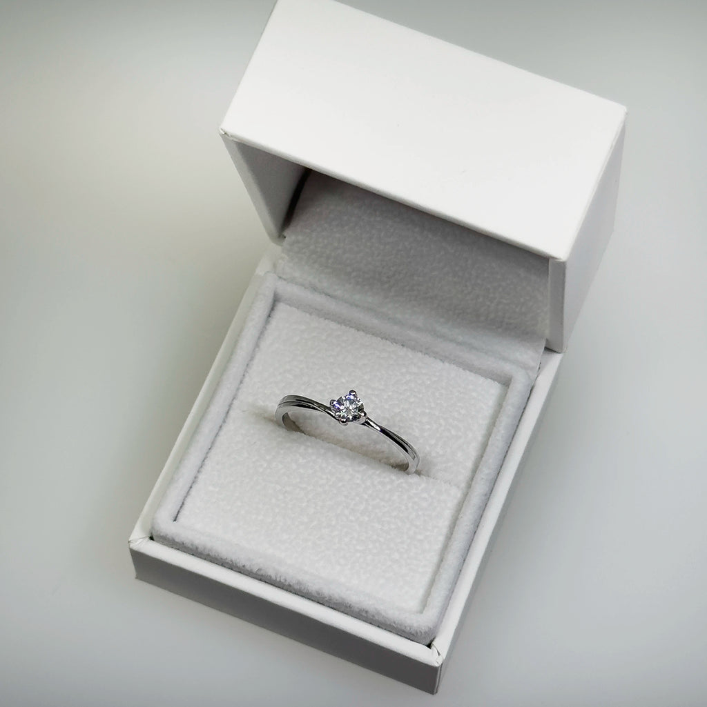 Hopeinen 0,26ct laboratoriotimanttisormus kuvattuna valkoisella korutelineellä