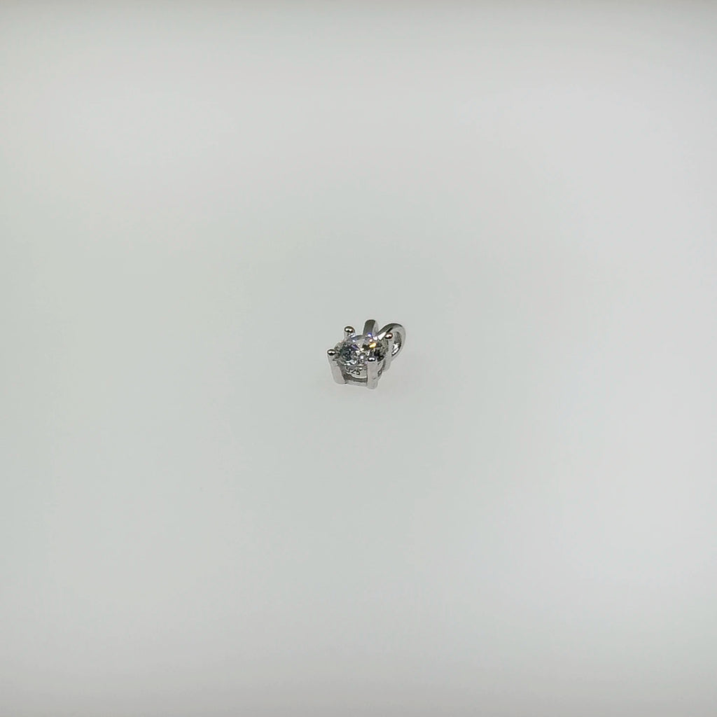 Hopeinen 0,27ct laboratoriotimanttiriipus kuvattuna valkoisella taustalla