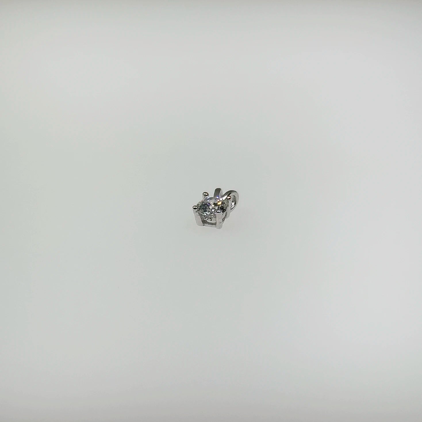 Hopeinen 0,27ct laboratoriotimanttiriipus kuvattuna valkoisella taustalla