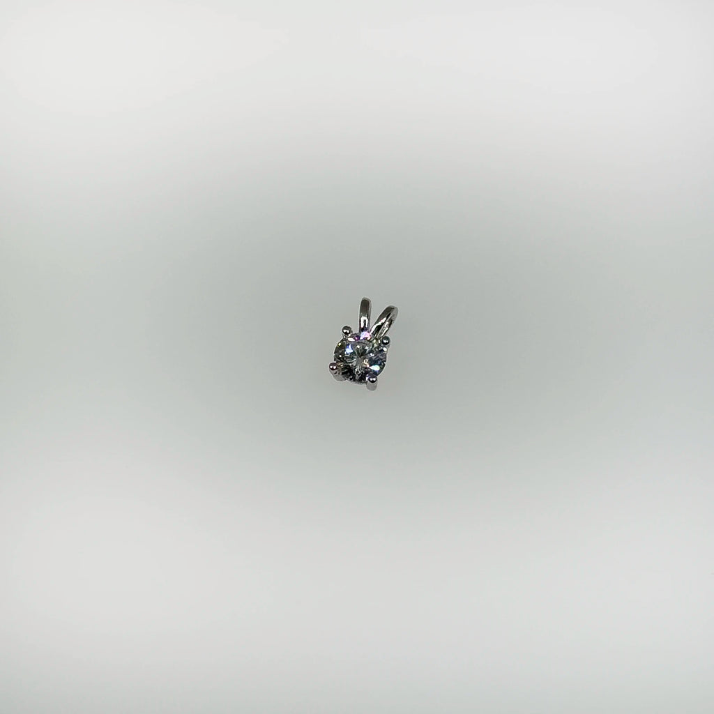 Hopeinen 0,27ct laboratoriotimanttiriipus kuvattuna valkoisella taustalla