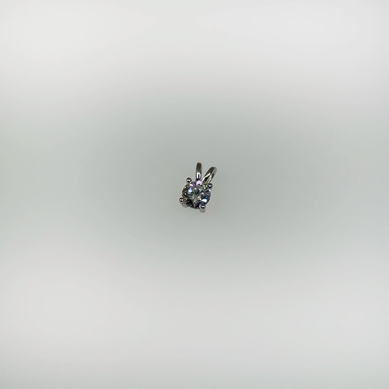 Hopeinen 0,27ct laboratoriotimanttiriipus kuvattuna valkoisella taustalla