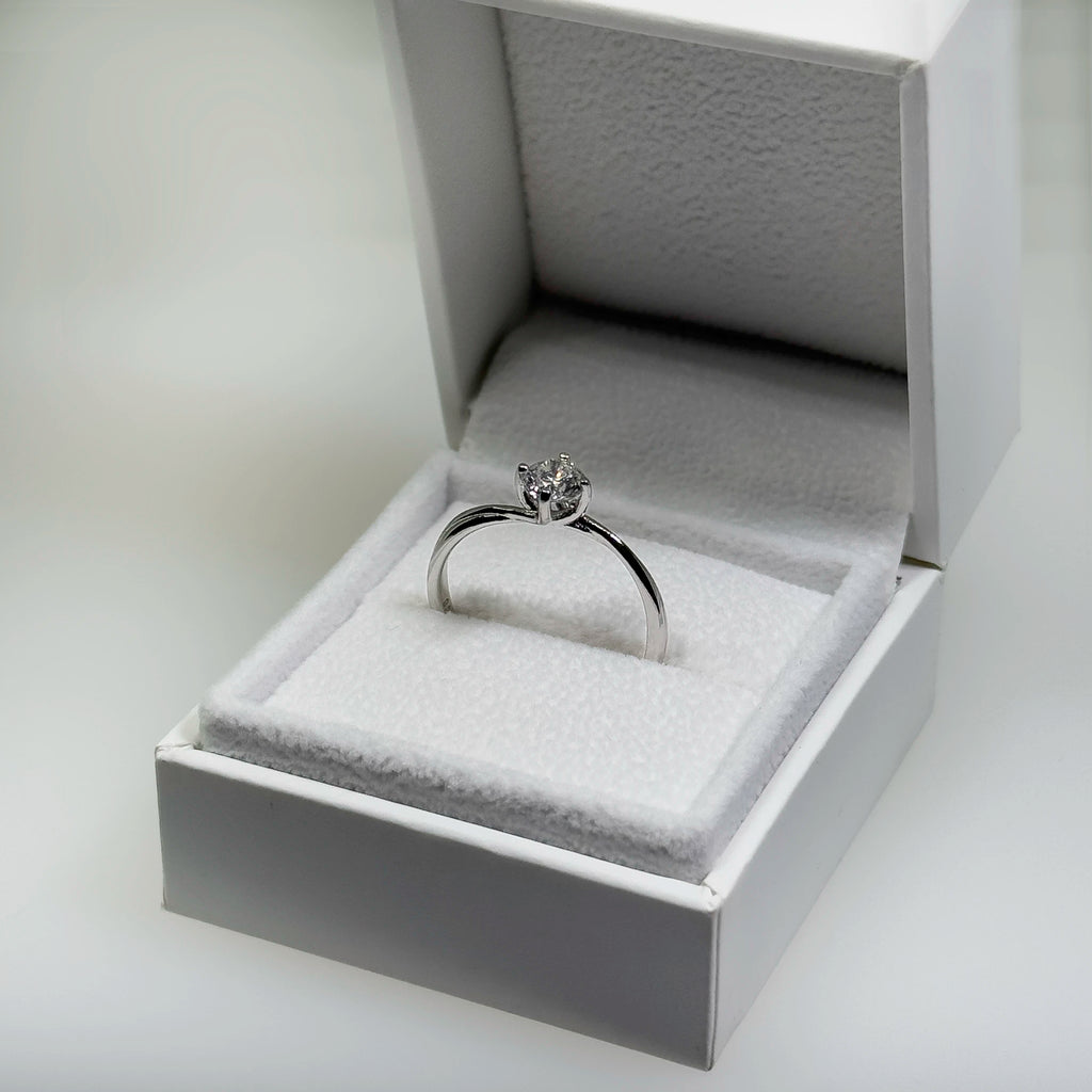 Hopeinen 0,49ct laboratoriotimanttisormus kuvattuna valkoisella korutelineellä