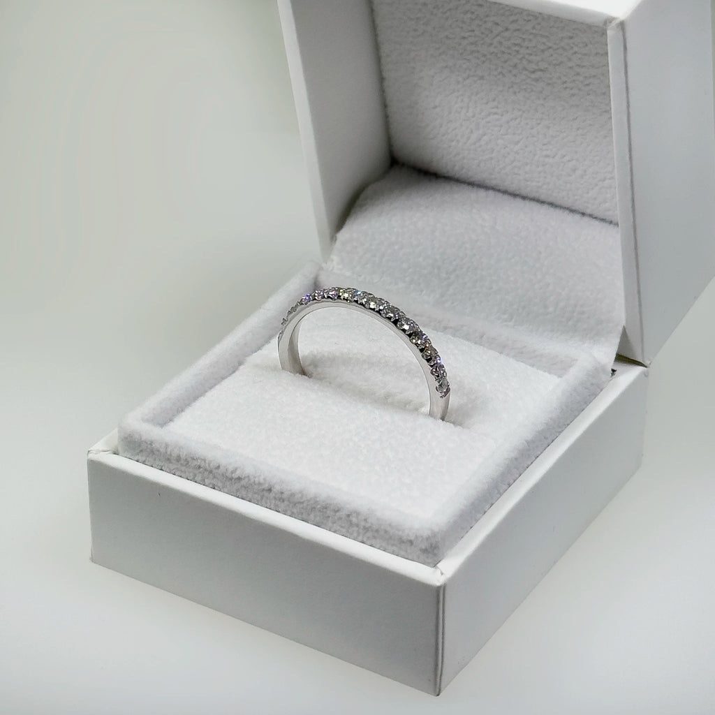 Hopeinen 0,57ct laboratoriotimanttisormus kuvattuna valkoisella korutelineellä