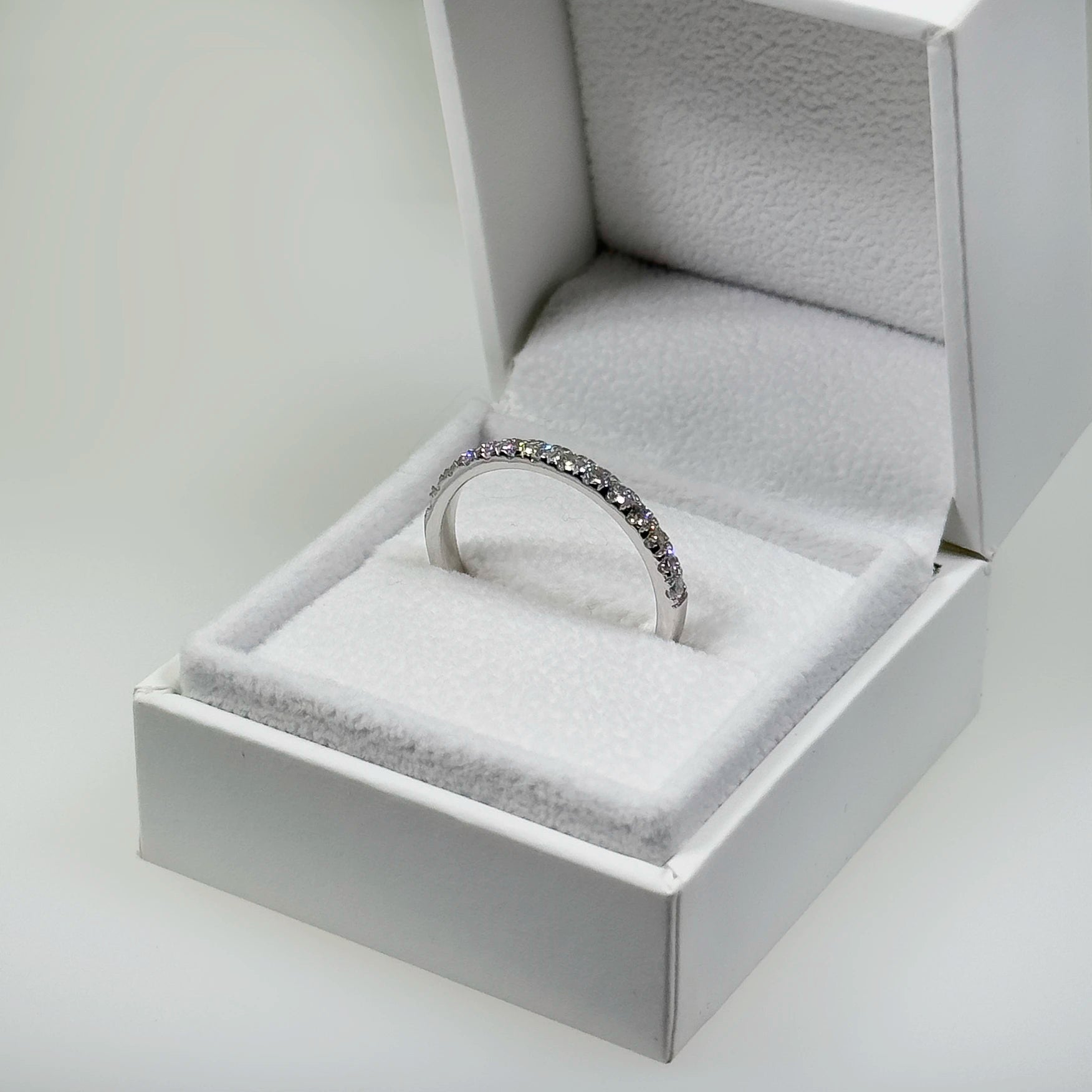 Hopeinen 0,57ct laboratoriotimanttisormus kuvattuna valkoisella korutelineellä