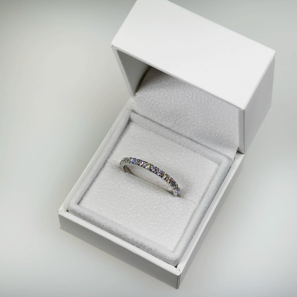 Hopeinen 0,57ct laboratoriotimanttisormus kuvattuna valkoisella korutelineellä