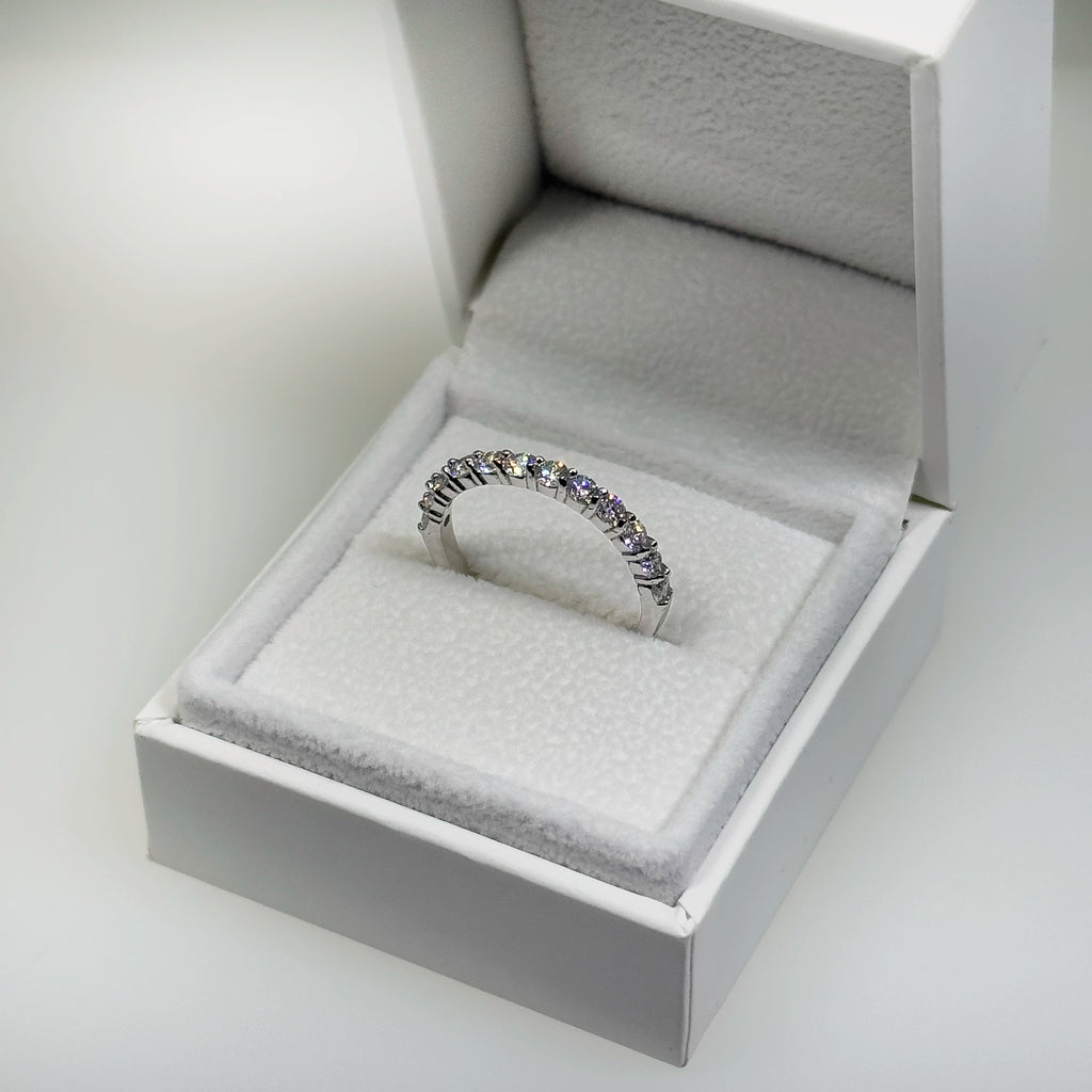 Hopeinen 0,80ct laboratoriotimanttisormus kuvattuna valkoisella korutelineellä