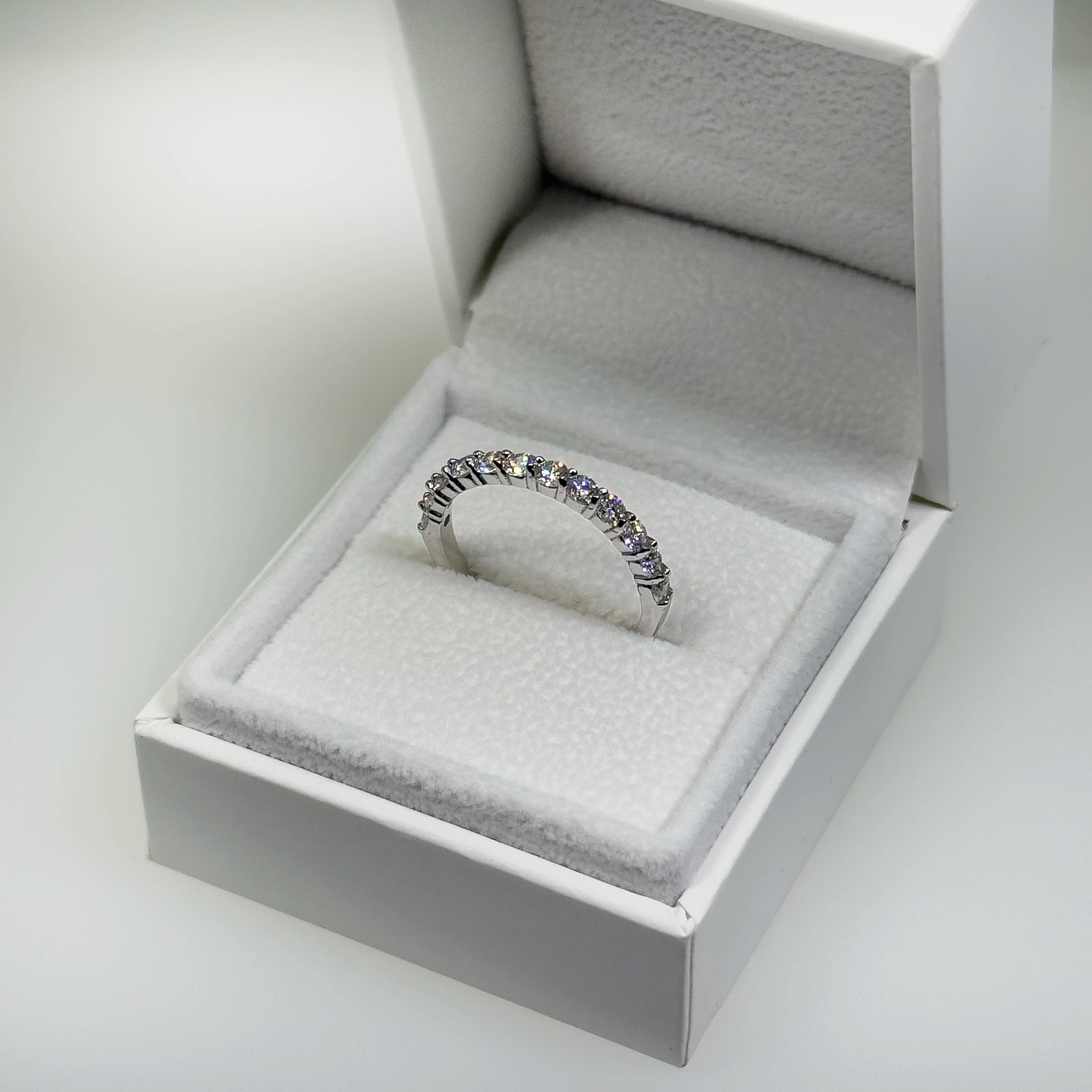 Hopeinen 0,80ct laboratoriotimanttisormus kuvattuna valkoisella korutelineellä