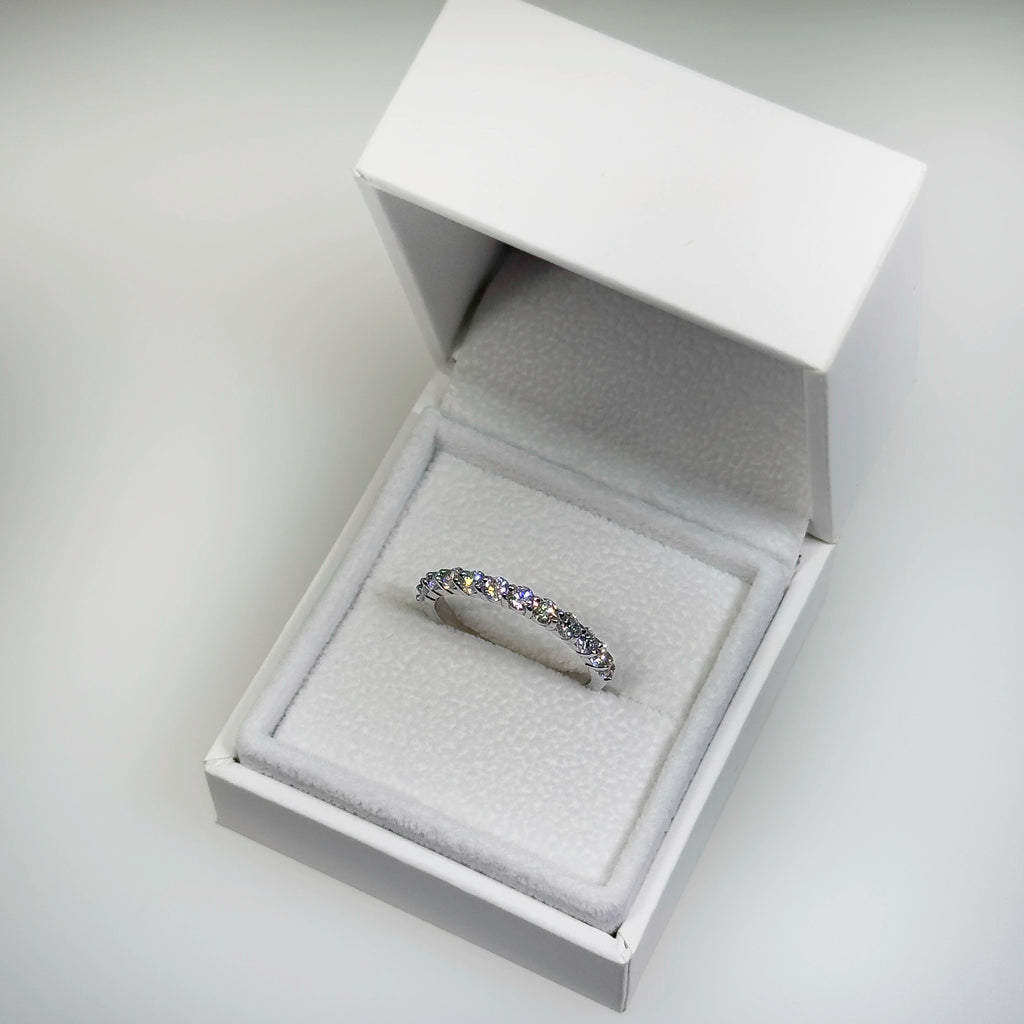 Hopeinen 0,80ct laboratoriotimanttisormus kuvattuna valkoisella korutelineellä