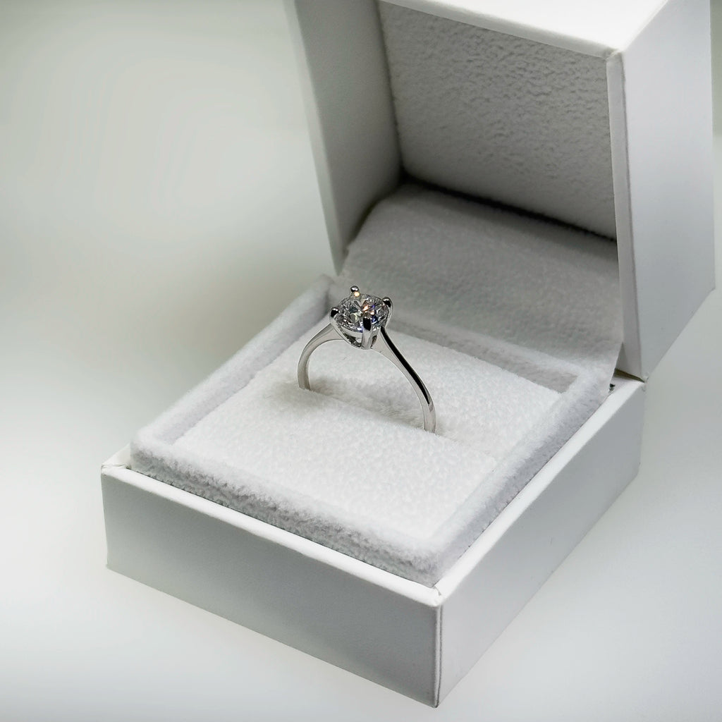 Hopeinen 1,038ct laboratoriotimanttisormus kuvattuna valkoisella korutelineellä