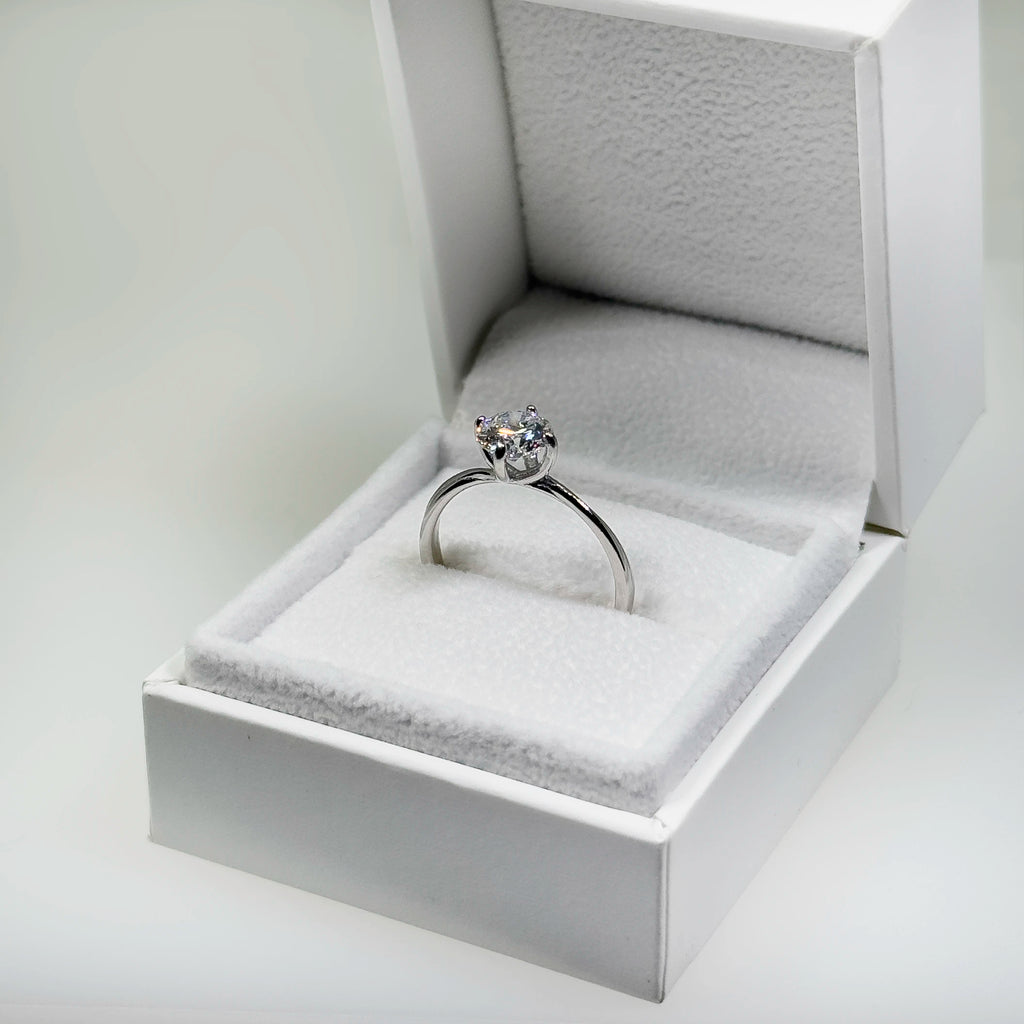 Hopeinen 1,03ct laboratoriotimanttisormus kuvattuna valkoisella korutelineellä