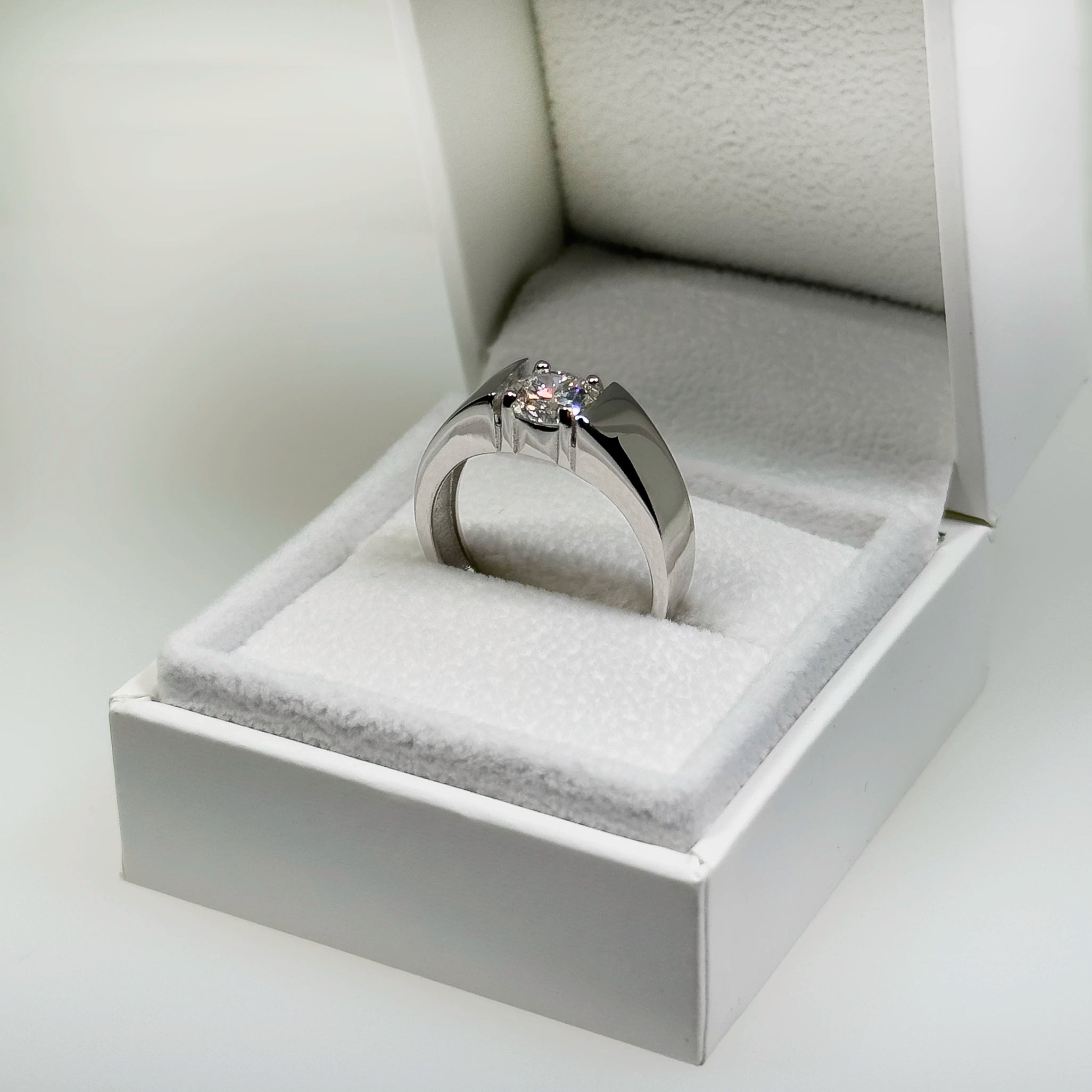 hopeinen 1.03ct laboratoriotimanttisormus valkoisella taustalla