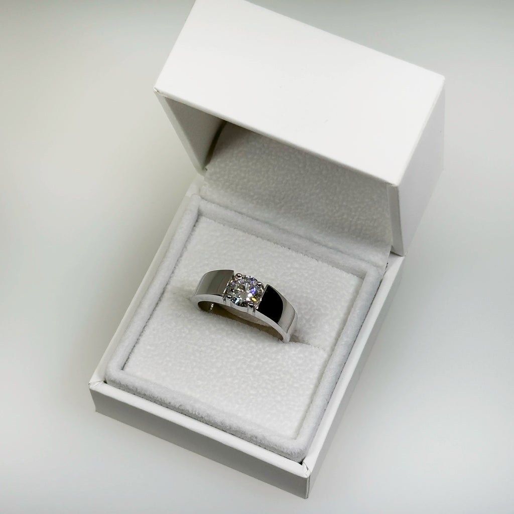 hopeinen 1.03ct laboratoriotimanttisormus valkoisella taustalla