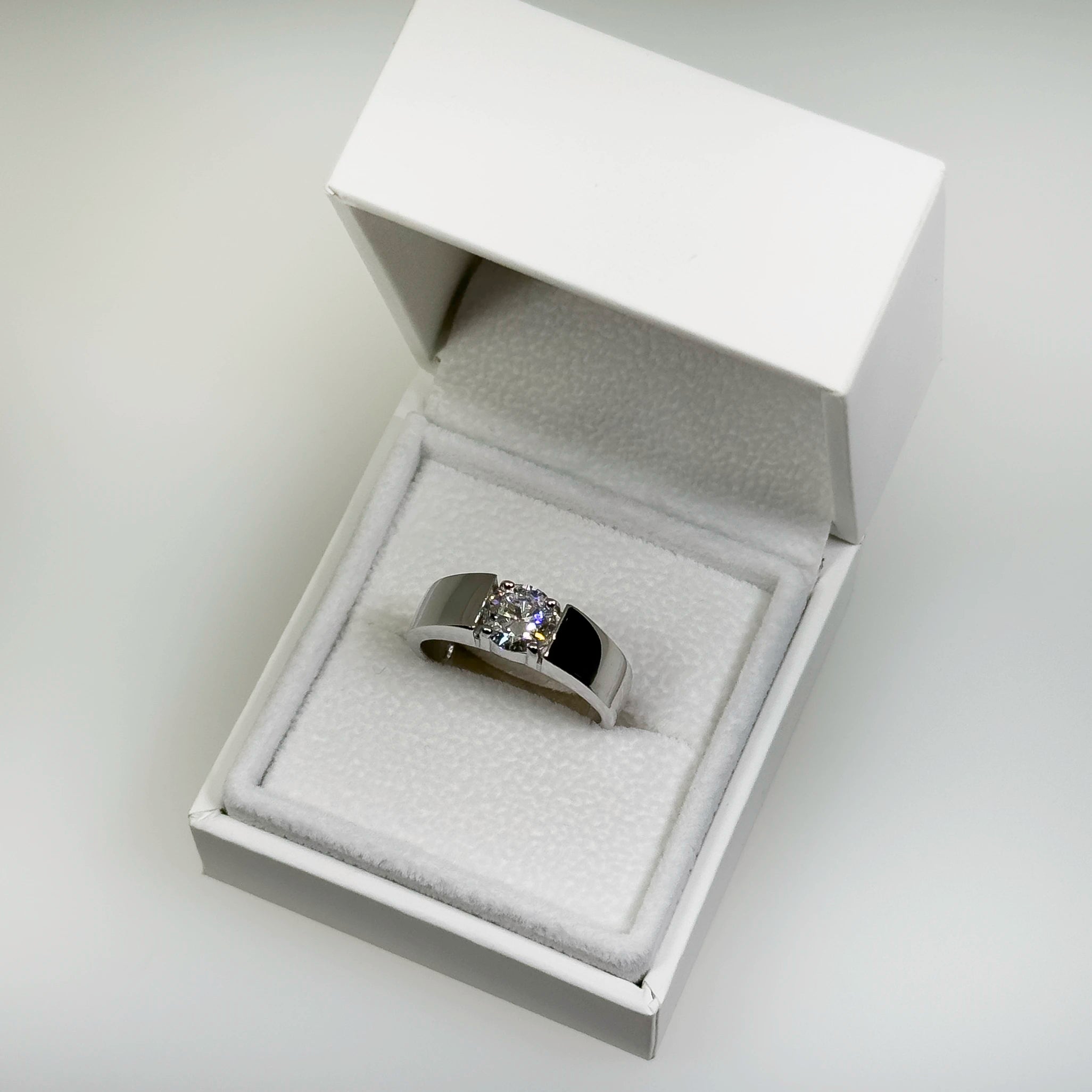 hopeinen 1.03ct laboratoriotimanttisormus valkoisella taustalla