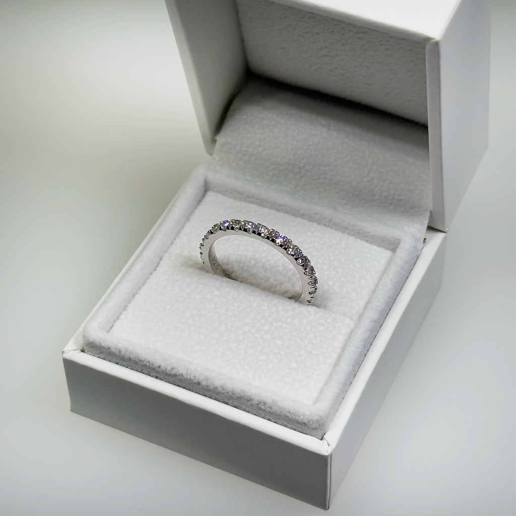 Hopeinen 1,06ct laboratoriotimanttisormus kuvattuna valkoisella korutelineellä