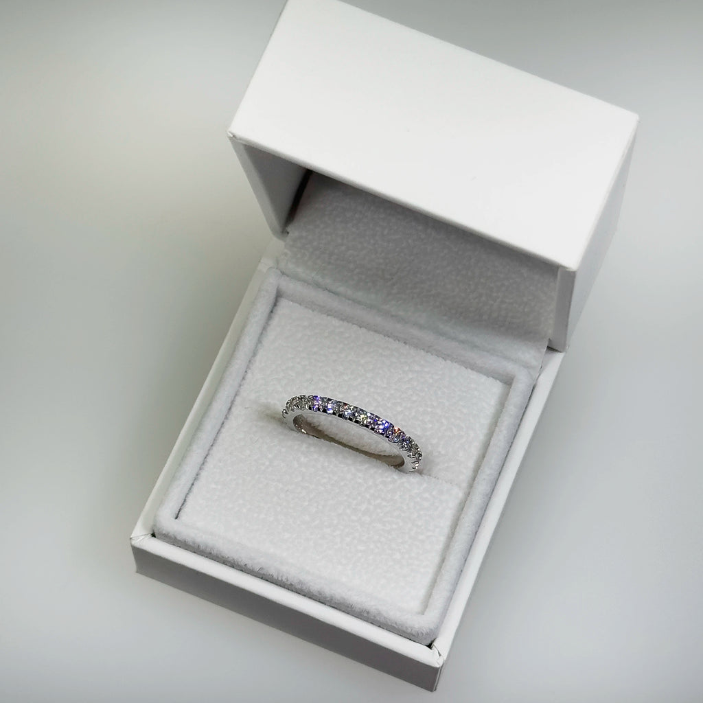 Hopeinen 1,06ct laboratoriotimanttisormus kuvattuna valkoisella korutelineellä