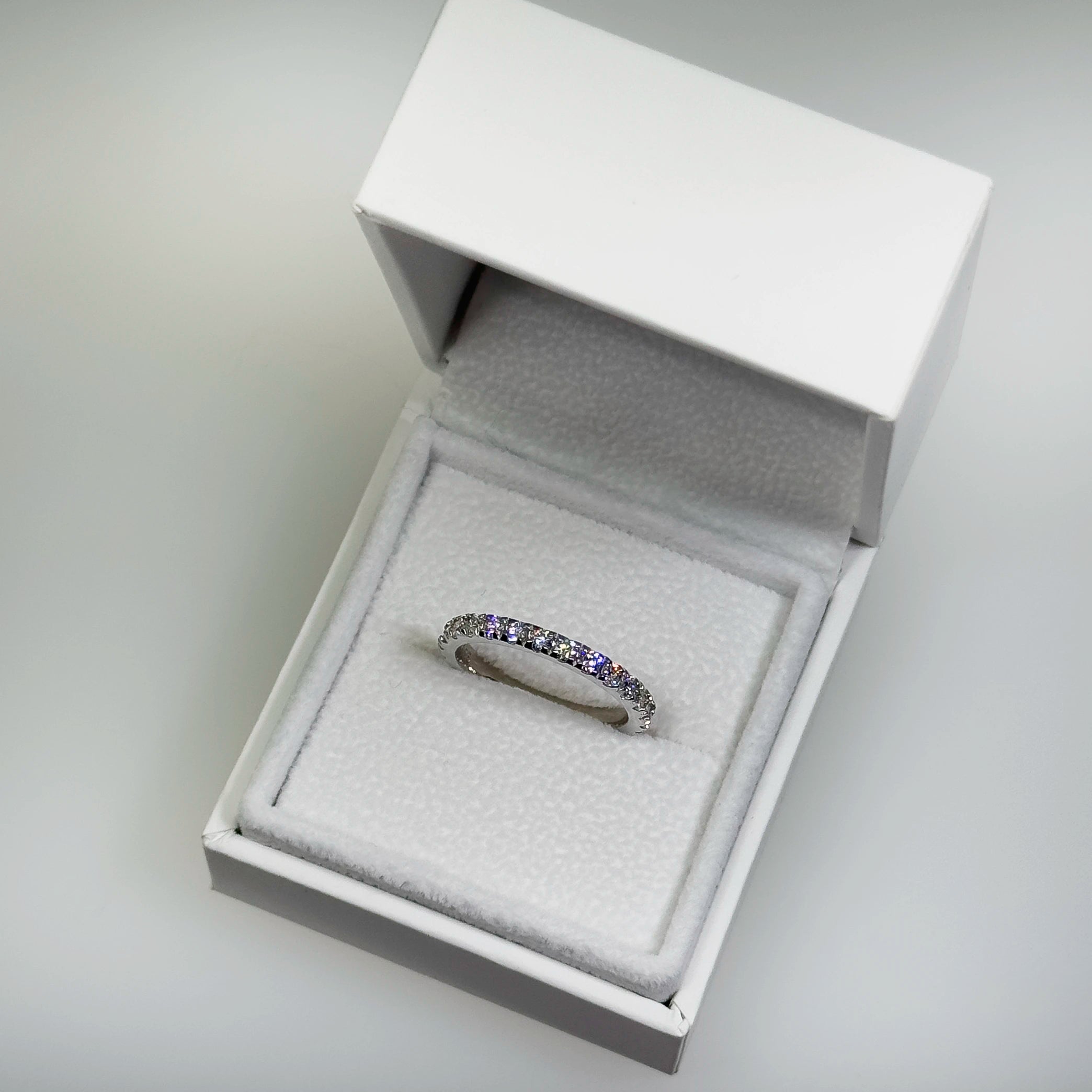 Hopeinen 1,06ct laboratoriotimanttisormus kuvattuna valkoisella korutelineellä