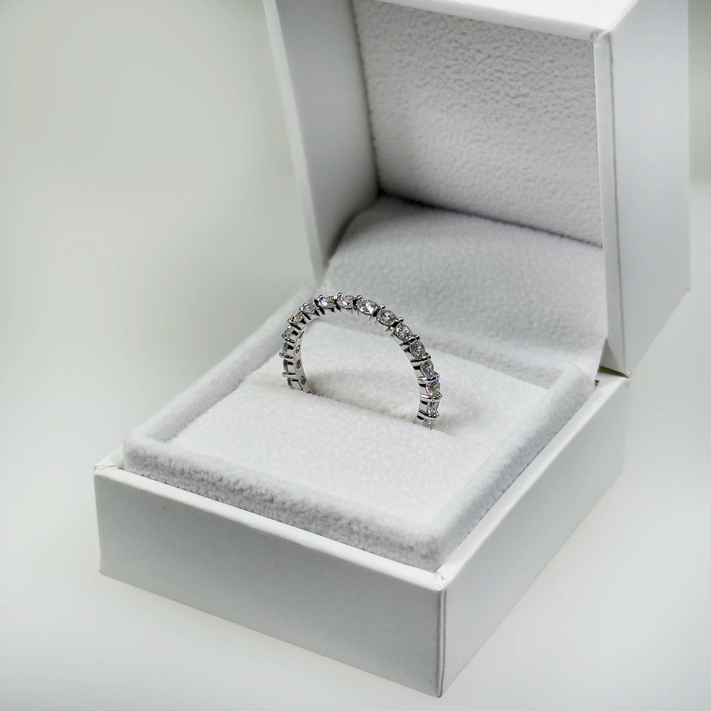 Hopeinen 1,60ct laboratoriotimanttisormus kuvattuna valkoisella korutelineellä