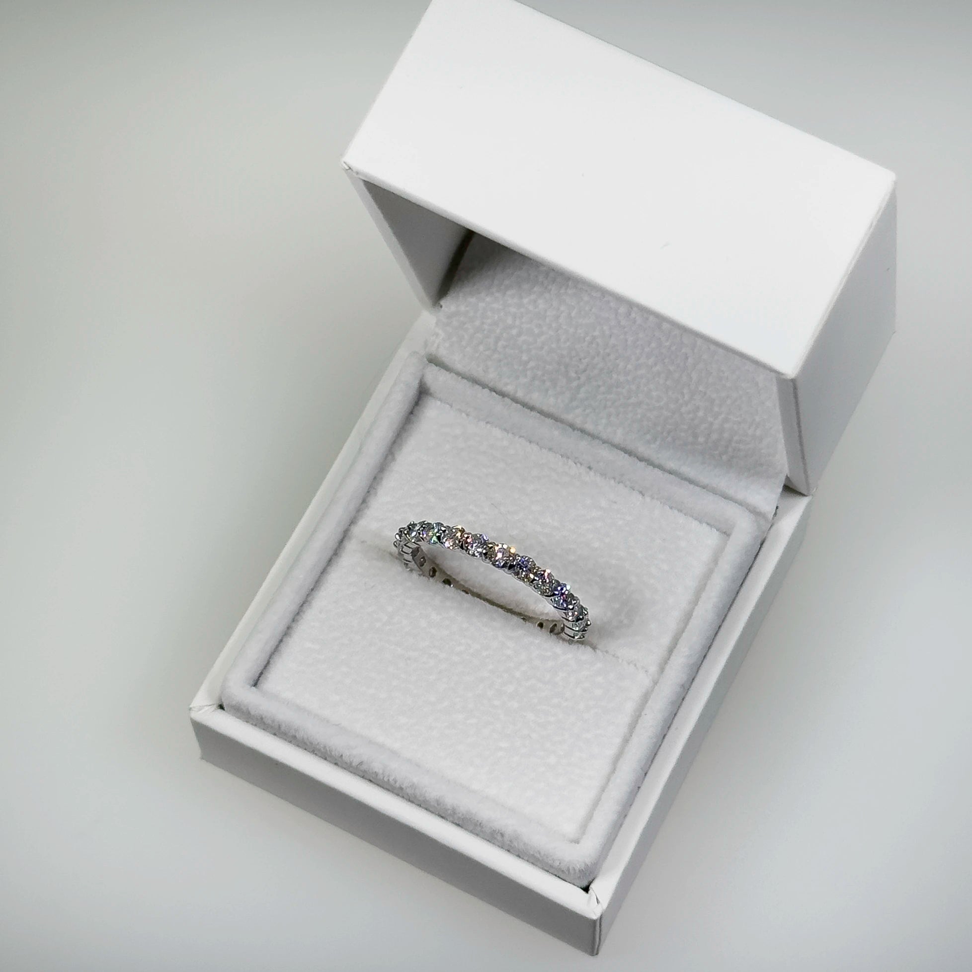 Hopeinen 1,60ct laboratoriotimanttisormus kuvattuna valkoisella korutelineellä