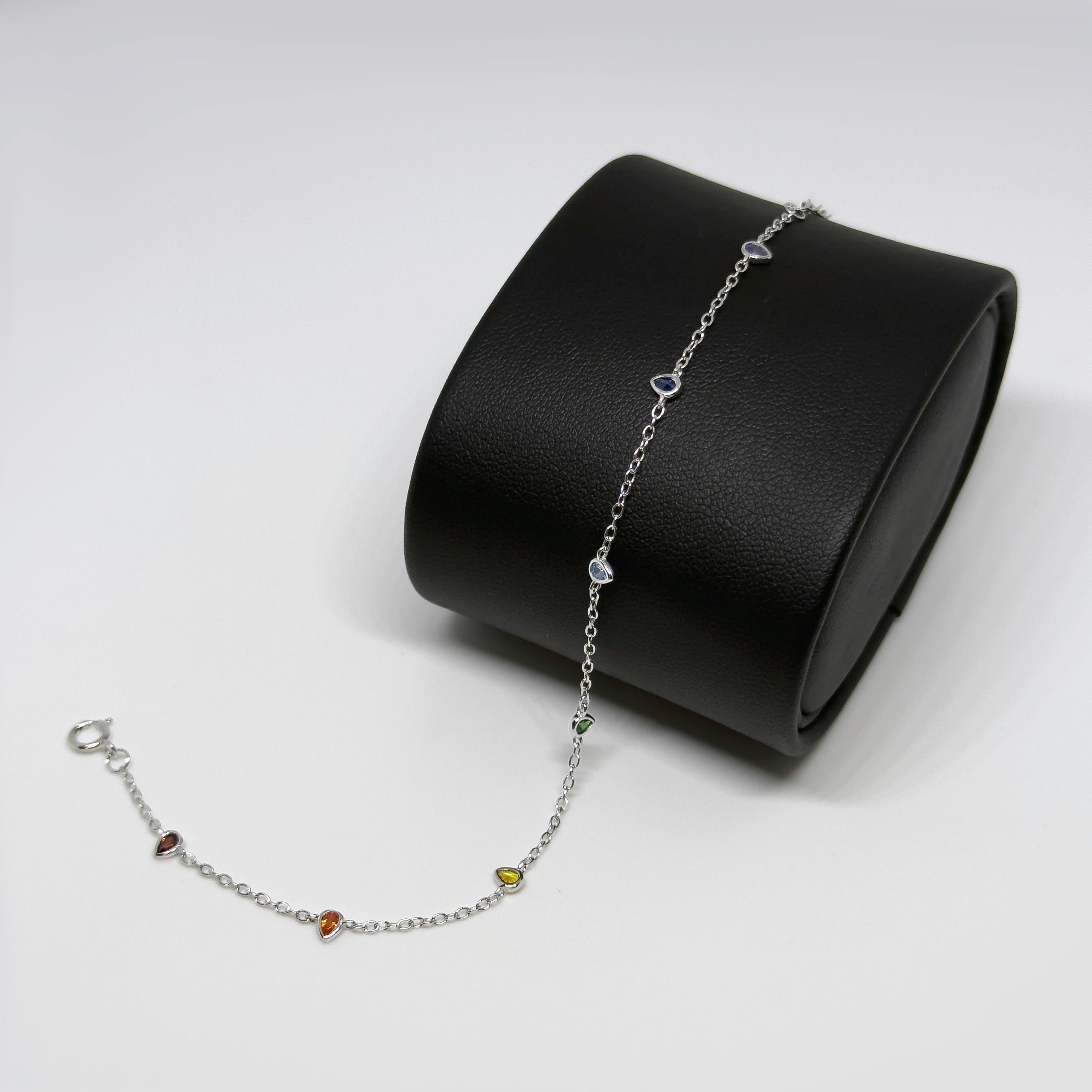 Hopeinen multicolor zirkonia rannekoru kuvattuna mustalla korutelineellä