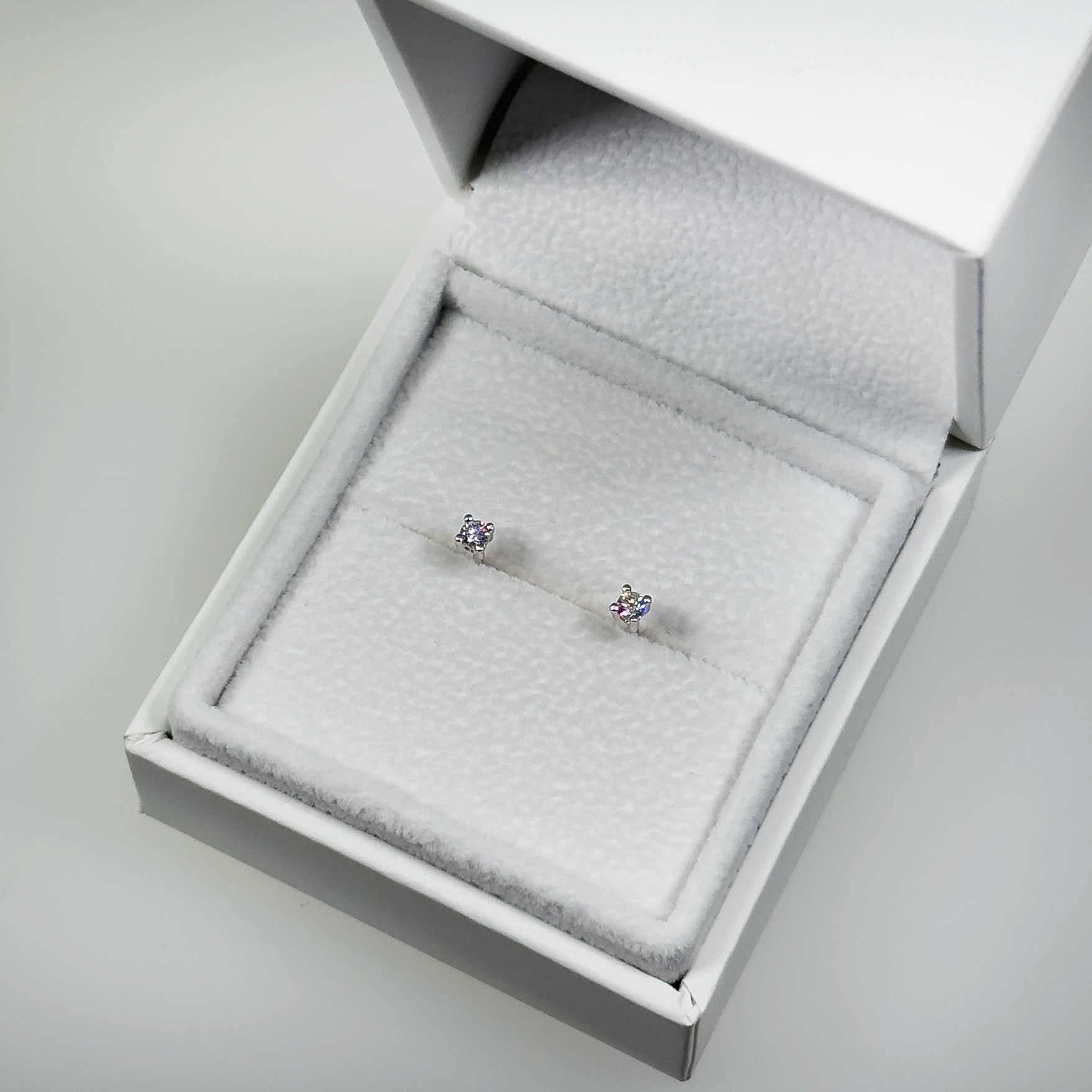 hopeiset 0,08ct laboratoriotimanttikorvakorut valkoisella taustalla